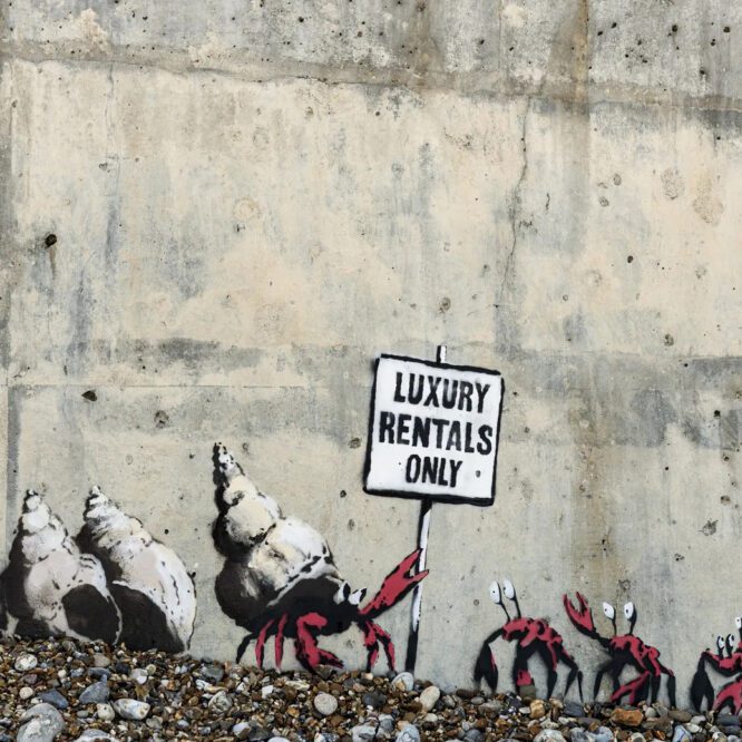 Foto eines der neuen Werke von Banksy an einer Strandmauer in Cromer.